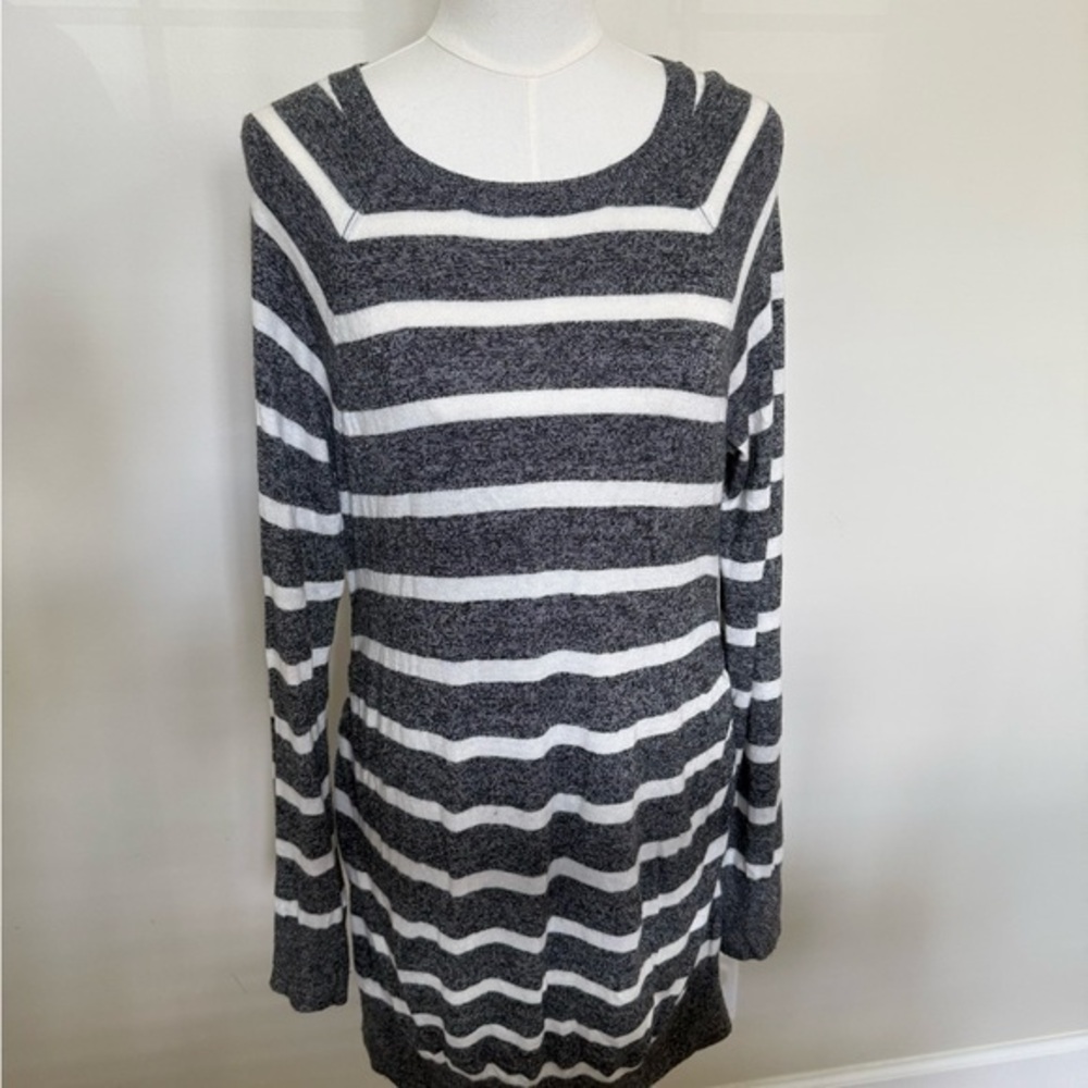 Liz Lange Gray and White Maternity Sweater